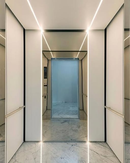 کابین روشن مینیمال با نورهای خطی سقف و دیواره